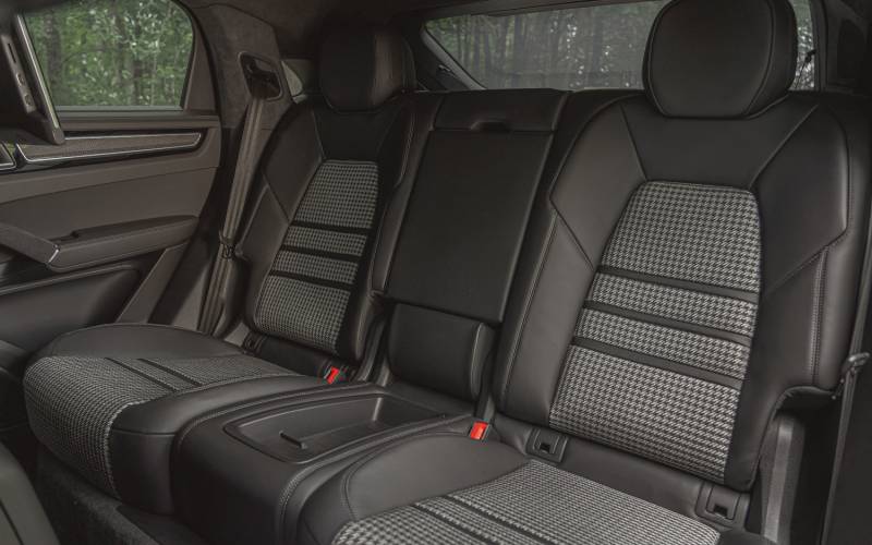 Comparison Porsche Cayenne GTS Coupe 2021 vs Land Rover Defender